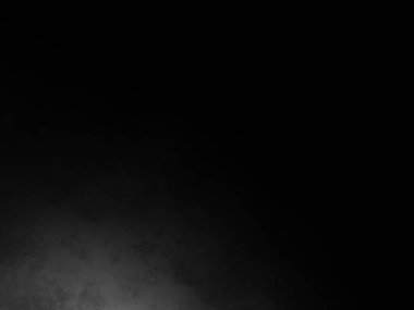 Siyah gömlekli bir adam kaykay tutuyor.