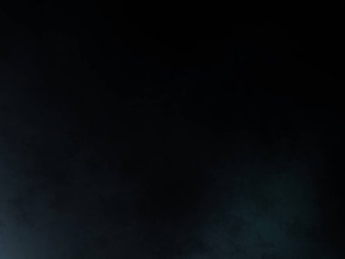 Karanlıkta snowboard yapan biri.