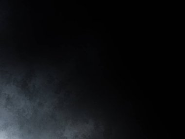 Siyah gömlekli bir adam tenis raketi tutuyor.