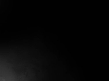 Takım elbiseli ve kravatlı bir adam mikrofonun önünde duruyor.