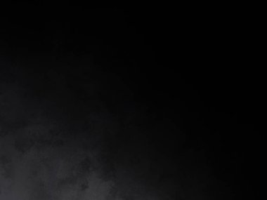 Karla kaplı yamaçta kar kayağı yapan bir adam.