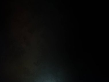 Karanlıkta elinde fenerle bekleyen biri.