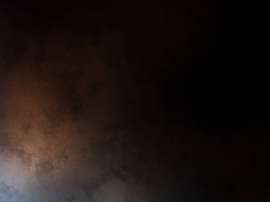 Karanlıkta kaykaylı bir adam.