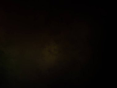 Karanlıkta elinde kamera tutan biri.