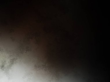 Okyanusta sörf tahtası üzerinde sörf yapan bir adam.