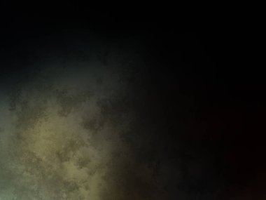 Karanlık bir yüzeyde kaykay süren bir adam.