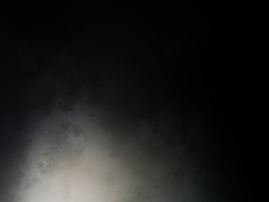 Siyah gömlekli bir adam tenis raketi tutuyor.