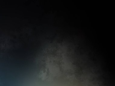 Karlı bir yüzeyde snowboard süren bir insan.