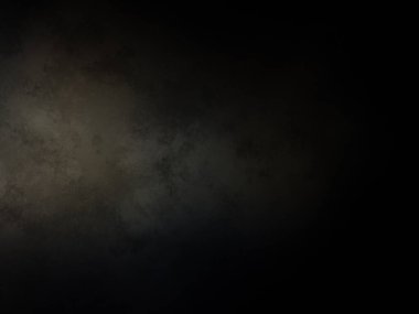 Takım elbiseli ve kravatlı bir adam karanlık bir arka planın önünde duruyor.