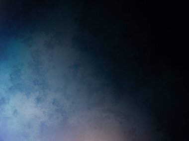 Bir adam elinde tenis raketi tutuyor.