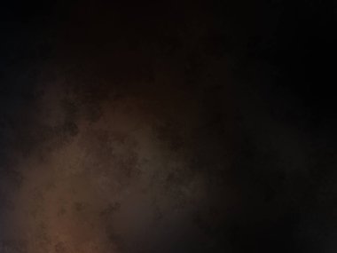 Motosikletli bir adamla karanlıkta bir yangın.