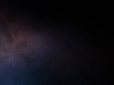 Takım elbiseli ve kravatlı bir adam karanlık bir arka planın önünde duruyor.