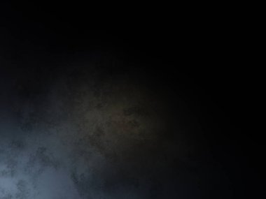 Takım elbiseli ve kravatlı bir adam karanlık bir arka planın önünde duruyor.