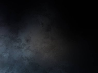 Kar yüzeyinde snowboard süren bir adam.