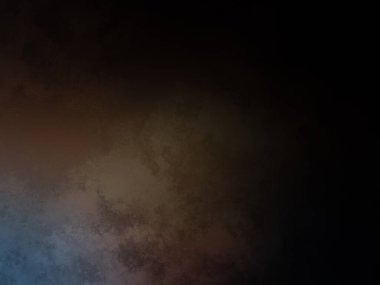 Elinde mikrofon tutan takım elbiseli ve kravatlı bir adam.