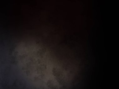 Siyah bir arka planın önünde duran takım elbiseli ve kravatlı bir adam.