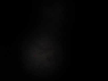 Karanlık gökyüzünde dolunay ve siyah bir arka plan.