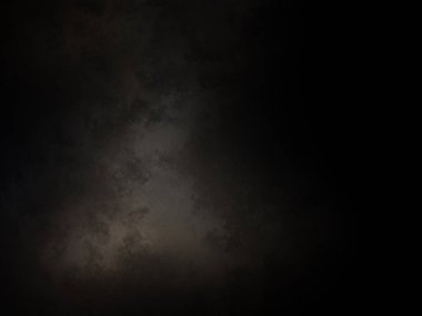 Bulutlarda parlayan karanlık bir gökyüzü.