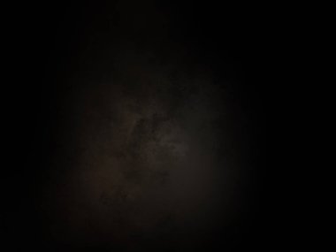 Karanlık bir gökyüzü, birkaç bulut ve bir ışık.