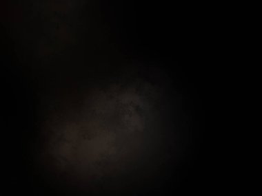 Karanlık gökyüzünde dolunay ve siyah bir arka plan.