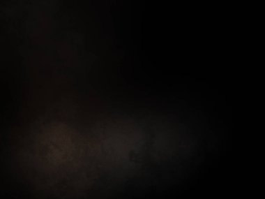 Siyah bir arka planın önünde duran takım elbiseli ve kravatlı bir adam.