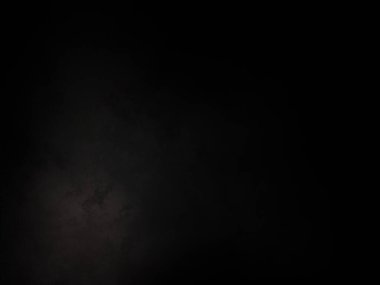 Ortasında beyaz ışık olan siyah bir arkaplan.