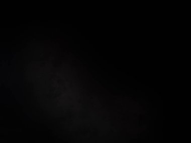 Siyah gömlekli bir adam elinde kamera tutuyor.