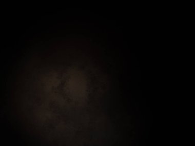 Karanlık gökyüzü ve aydınlığı olan siyah bir arkaplan.