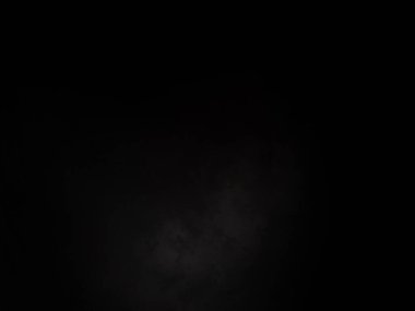 Ortasında beyaz ışık olan siyah bir arkaplan.