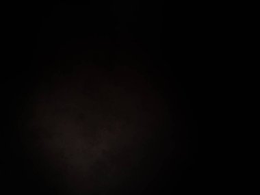 Ortasında beyaz ışık olan siyah bir arkaplan.