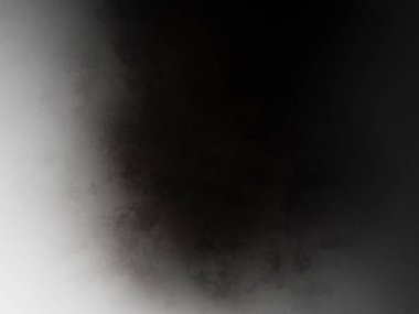 Karanlık bir odada çekilmiş siyah beyaz bir fotoğraf.