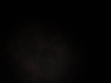 Beyaz ve kırmızı saati olan siyah bir arkaplan.