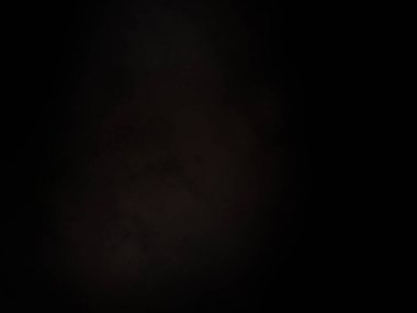 Beyaz ve kırmızı saati olan siyah bir arkaplan.