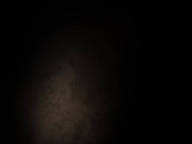 Siyah bir arkaplan ve içinden karanlık bir ışık geçiyor.