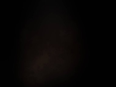 Karanlık gökyüzünde dolunay.