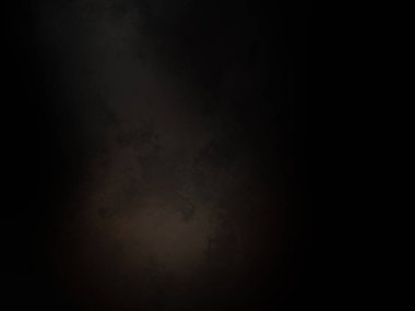 Siyah tişörtlü biri cep telefonu tutuyor.