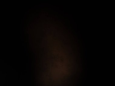 Elinde cep telefonu tutan biri.