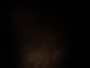 Takım elbiseli ve kravatlı bir adam karanlık bir arka planın önünde duruyor.