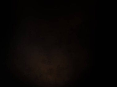 Karanlık bir gökyüzü, birkaç bulut ve bir ışık.