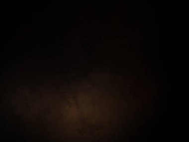 Penceresinden ışık saçan karanlık bir oda.