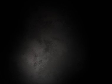 Ortasında beyaz ışık olan siyah bir arkaplan.