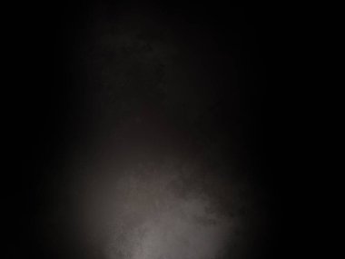 Siyah gömlekli bir adam elinde kamera tutuyor.