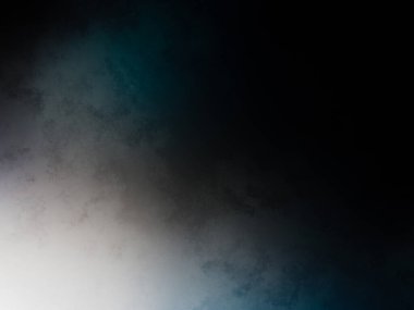 Siyah gömlekli bir adam tenis raketi tutuyor.