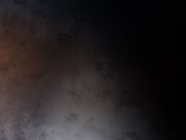 Bir adam kortta tenis raketi tutuyor.