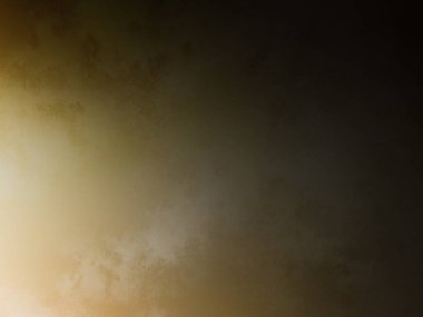 Rampada kaykay süren bir adam.