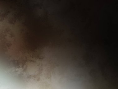 Karanlıkta ata binen bir adam