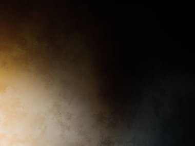 Bir adam kortta tenis raketi tutuyor.