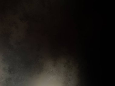 Takım elbiseli ve kravatlı bir adam karanlık bir arka planın önünde duruyor.