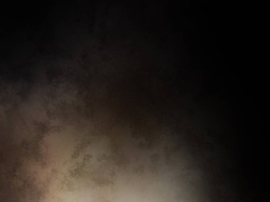 Karanlık bir yüzeyde kaykay süren bir adam.