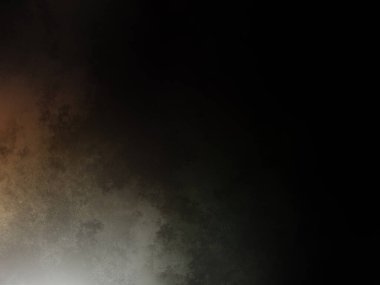 Karanlık bir yüzeyde kaykay süren bir adam.